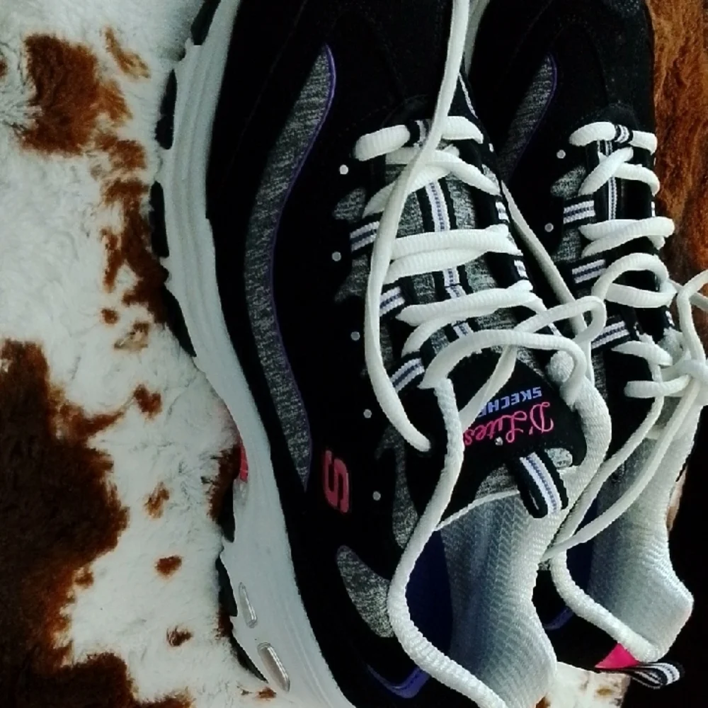 Skechers D'Lites Black and White Sneakers - Picture 4 of 4